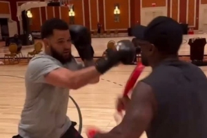 九游正版入口-有模有样 范弗里特和乌度卡一起在赌城练拳击